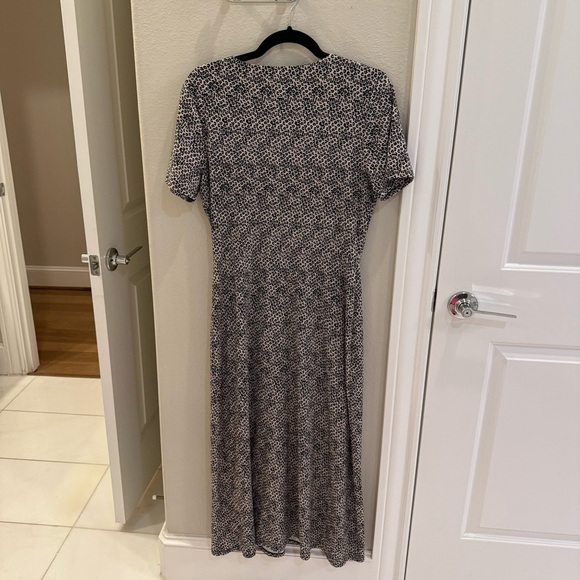 Wayf Alexa Short Sleeve Midi dress 
Size M - Picture 6 of 6
